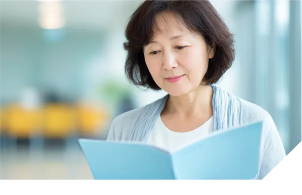 インプラント治療の資料を読む女性